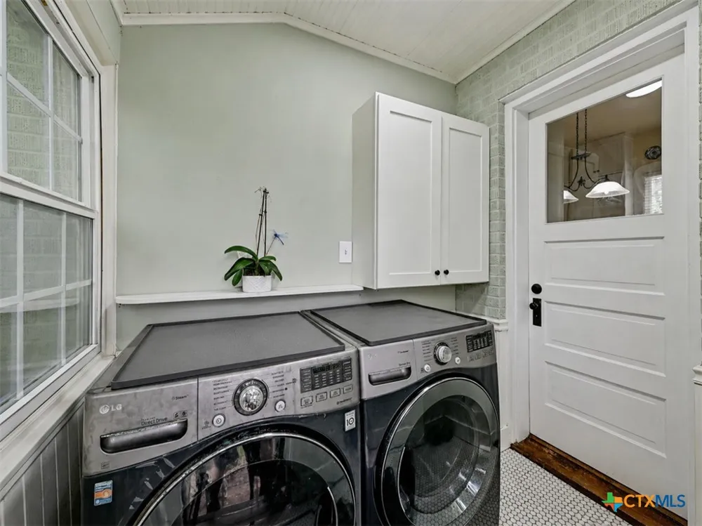 403 E Bowie Street Luling, TX 78648