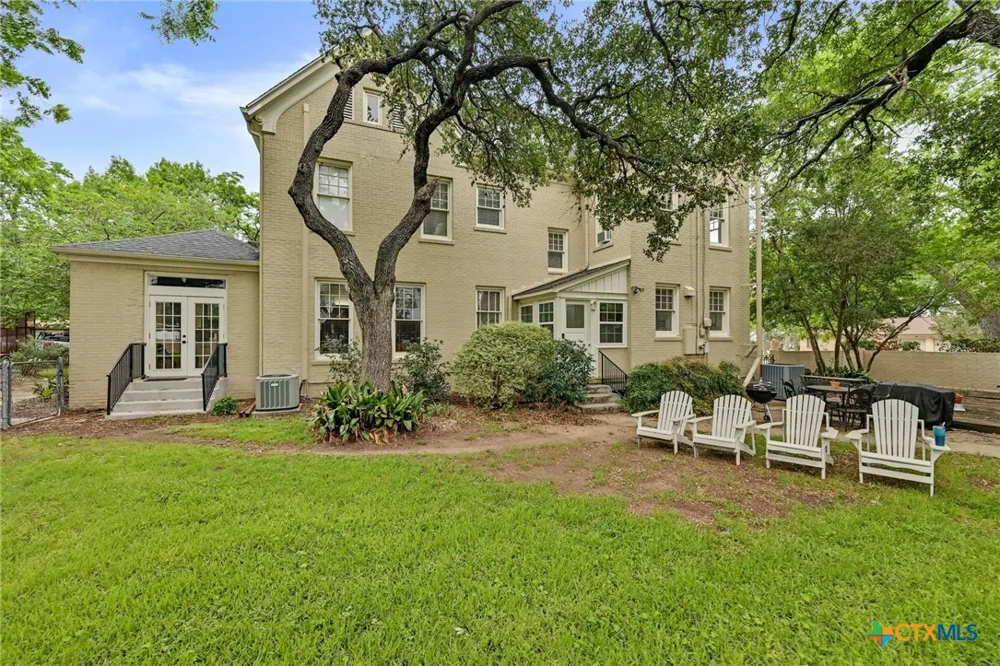 403 E Bowie Street Luling, TX 78648