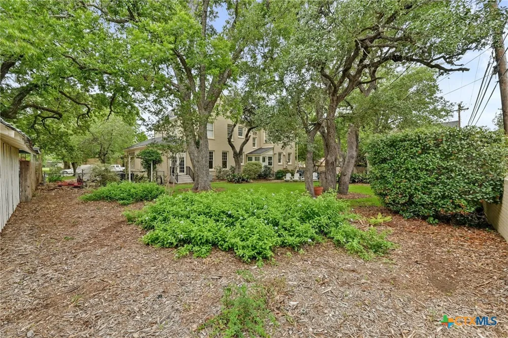 403 E Bowie Street Luling, TX 78648