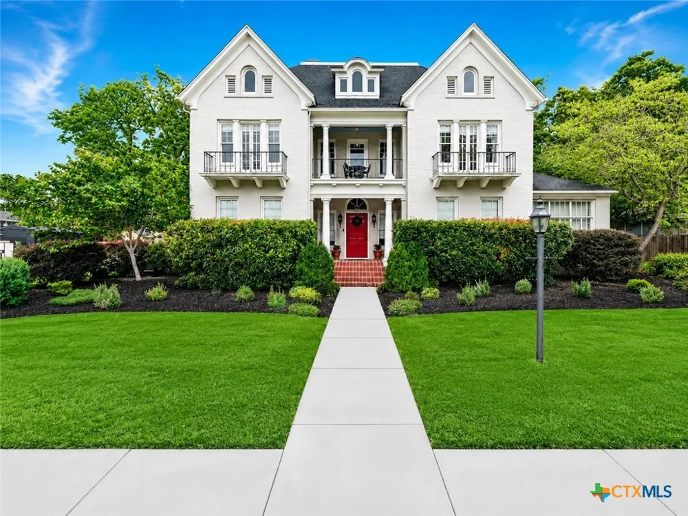 403 E Bowie Street Luling, TX 78648