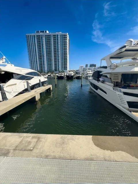 17111 Biscayne Blvd