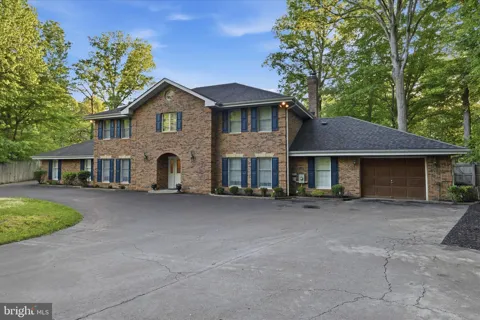3901 LAKESIDE COURT
