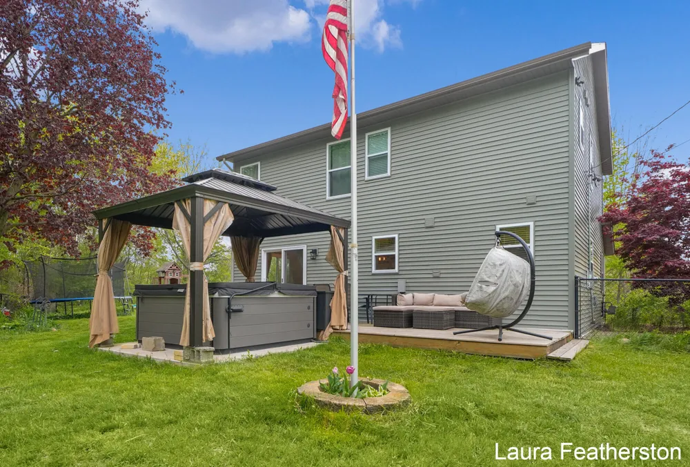 10451 Pine Island Drive NE Algoma Township, MI 49345