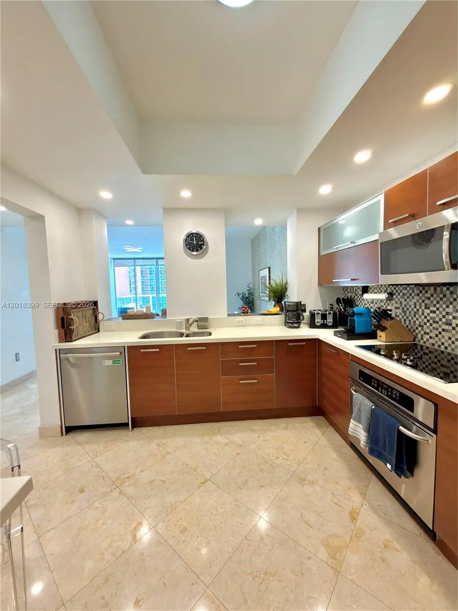 3330 NE 190th St #1610 Aventura, FL 33180