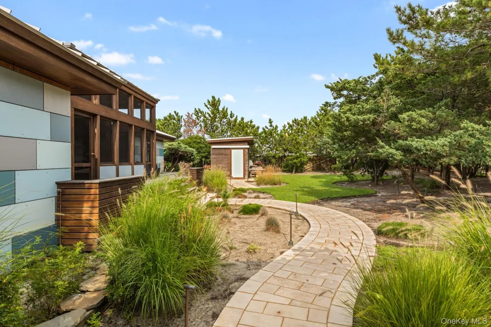 19 Bayview Walk Seaview, NY 11770