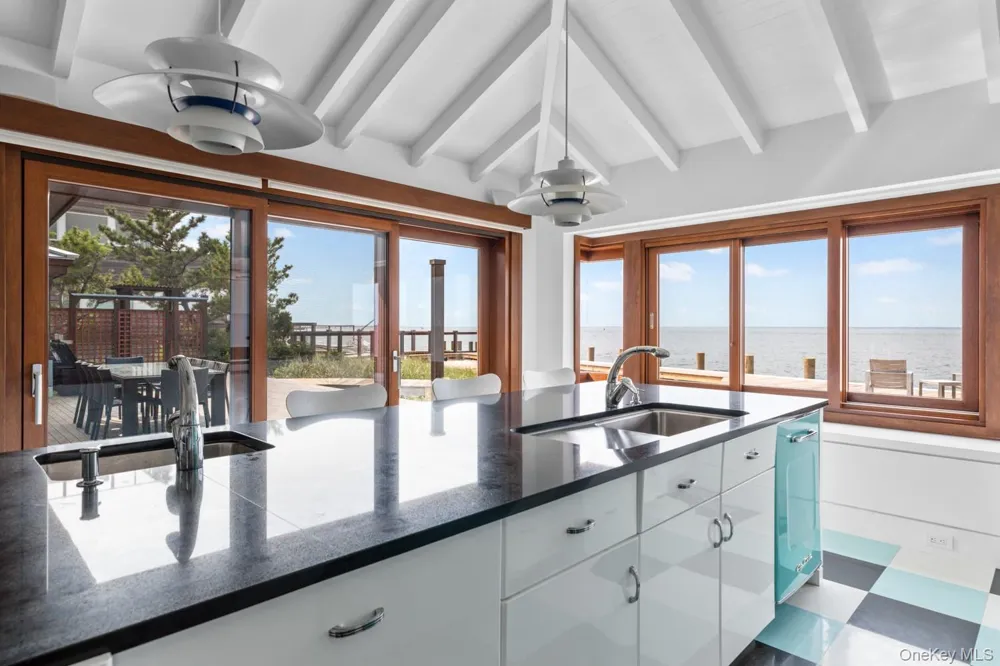 19 Bayview Walk Seaview, NY 11770