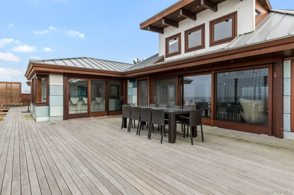 19 Bayview Walk Seaview, NY 11770