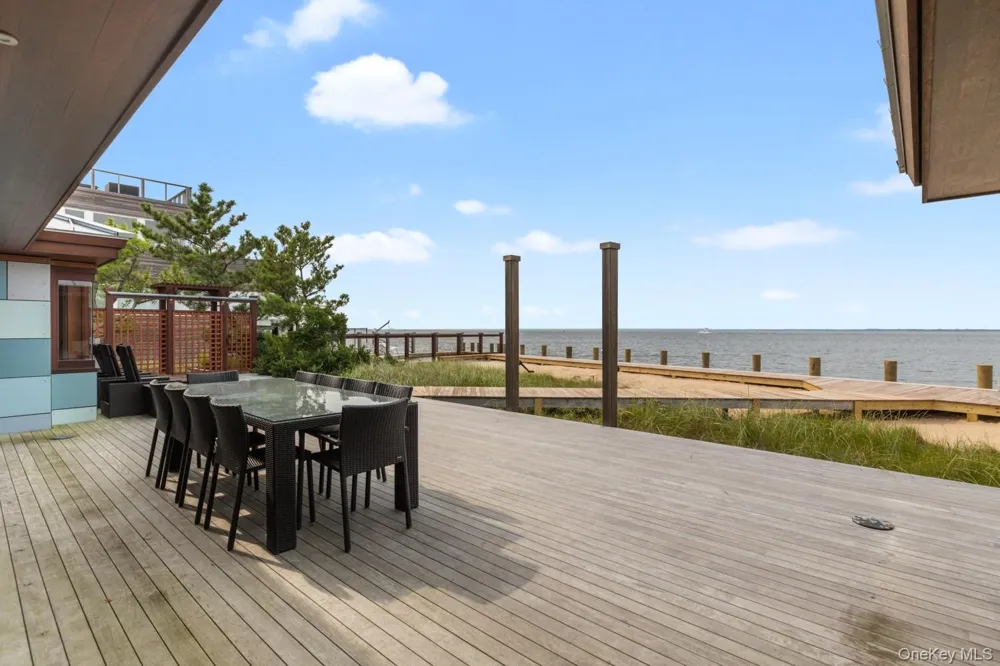 19 Bayview Walk Seaview, NY 11770