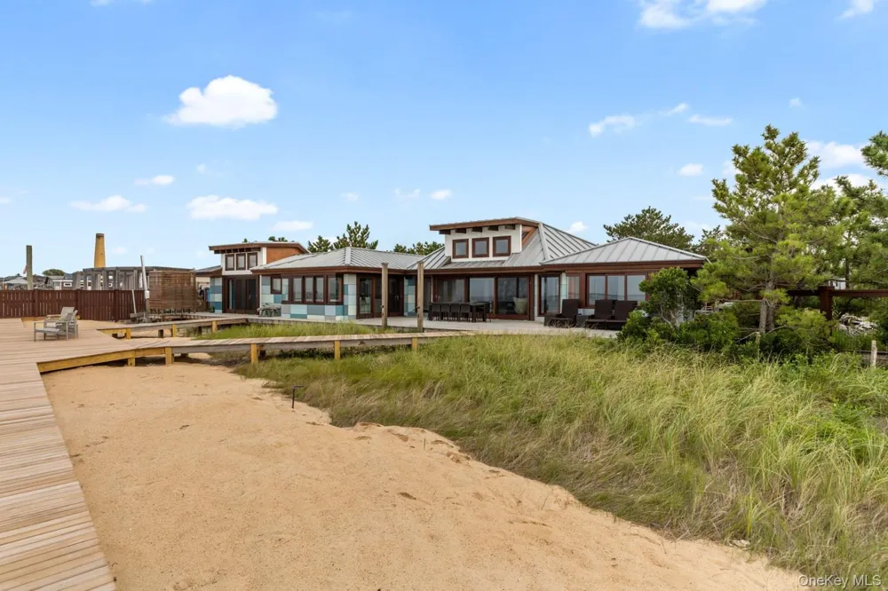 19 Bayview Walk Seaview, NY 11770