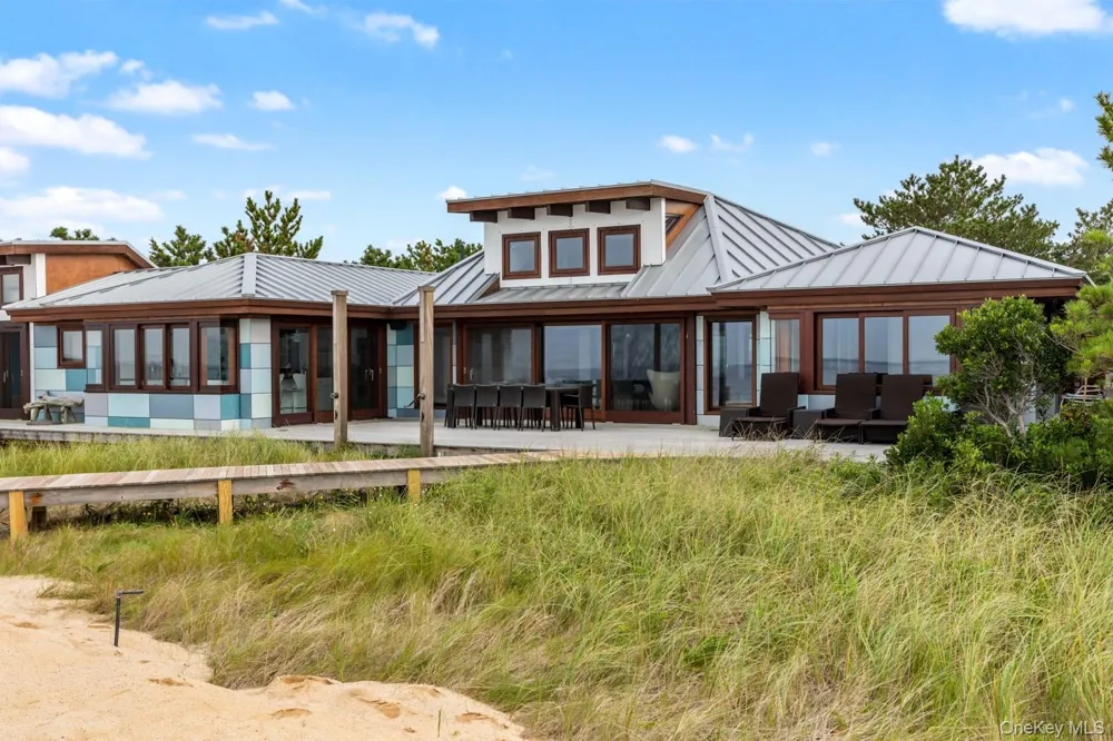 19 Bayview Walk Seaview, NY 11770