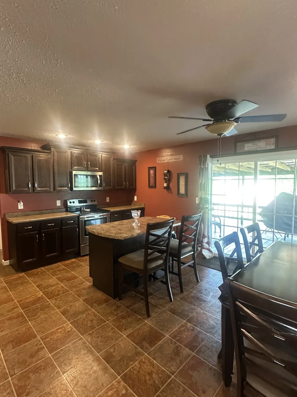 59 Eiffel Tower Ln Paris, TN 38242