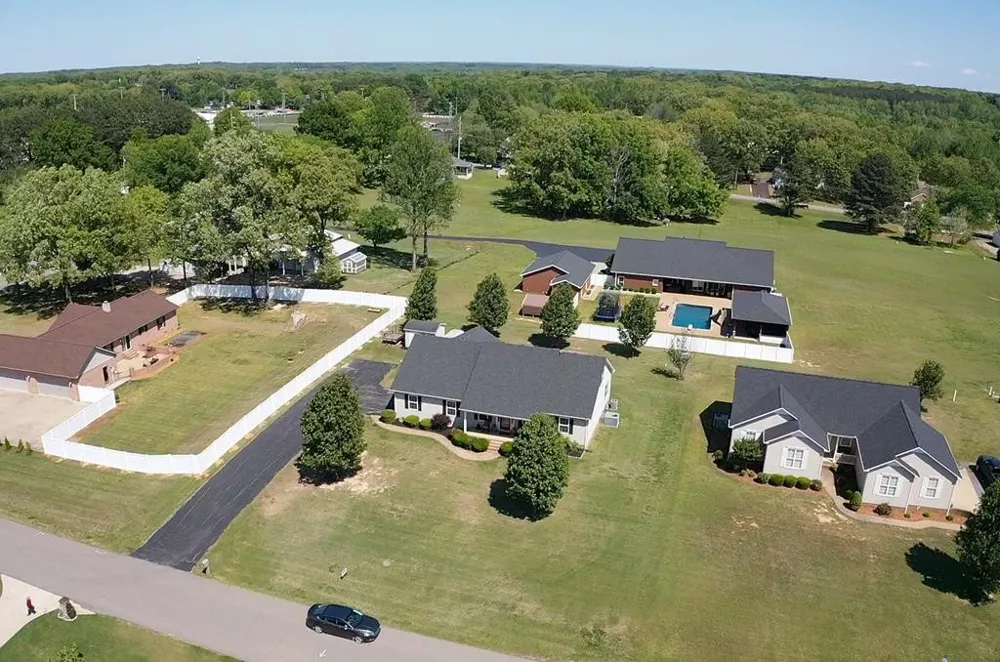 59 Eiffel Tower Ln Paris, TN 38242