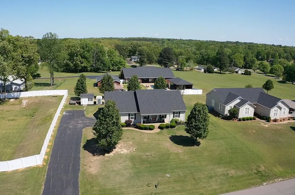 59 Eiffel Tower Ln Paris, TN 38242