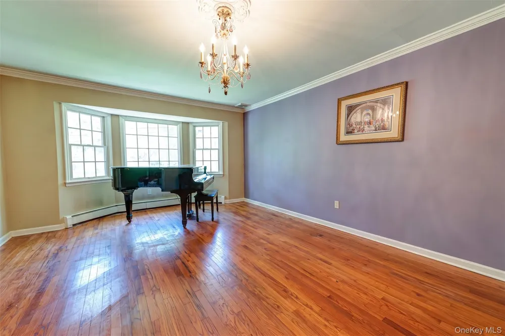220 Windsor Avenue Brightwaters, NY 11718