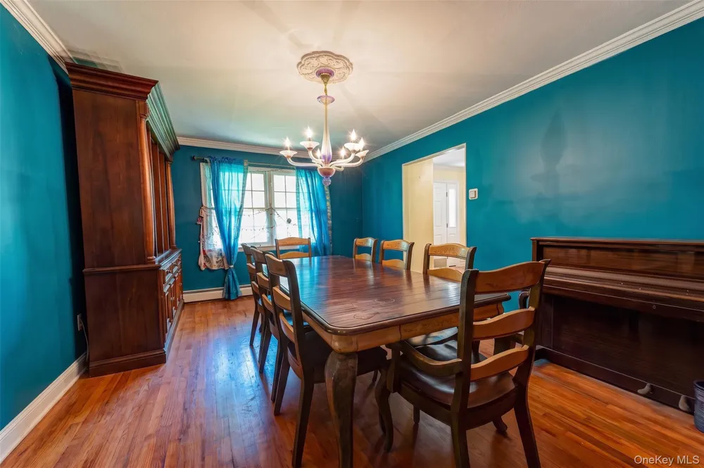 220 Windsor Avenue Brightwaters, NY 11718