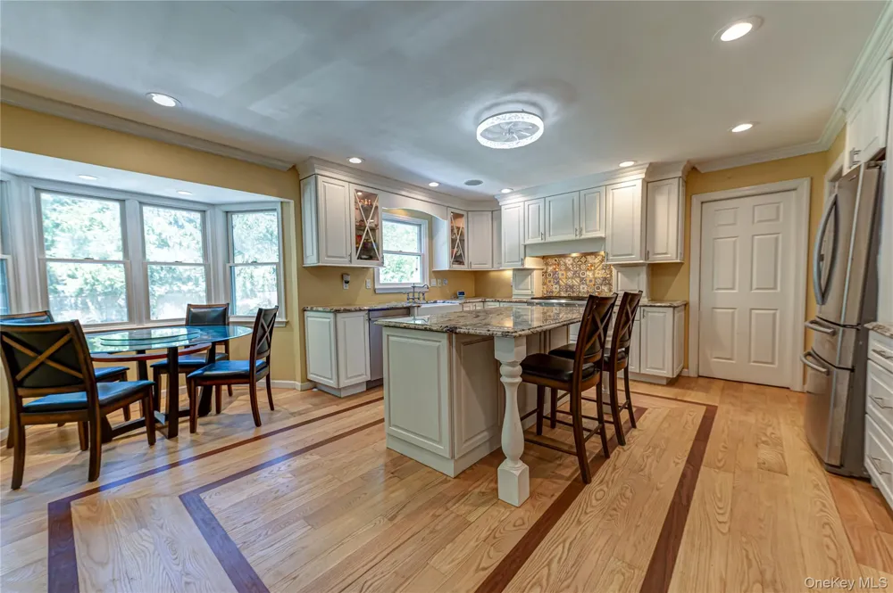 220 Windsor Avenue Brightwaters, NY 11718