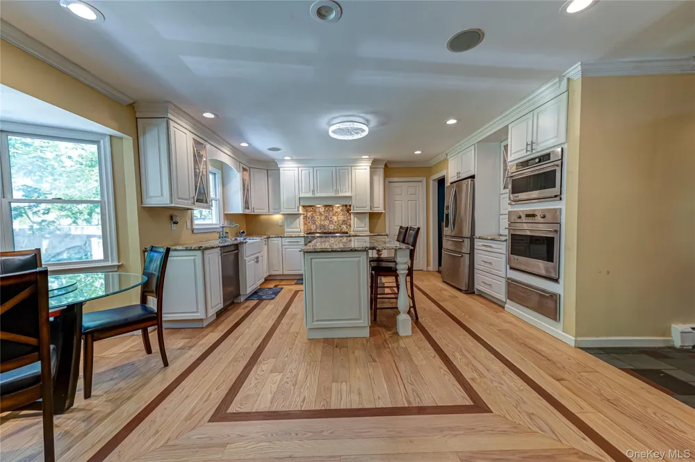 220 Windsor Avenue Brightwaters, NY 11718