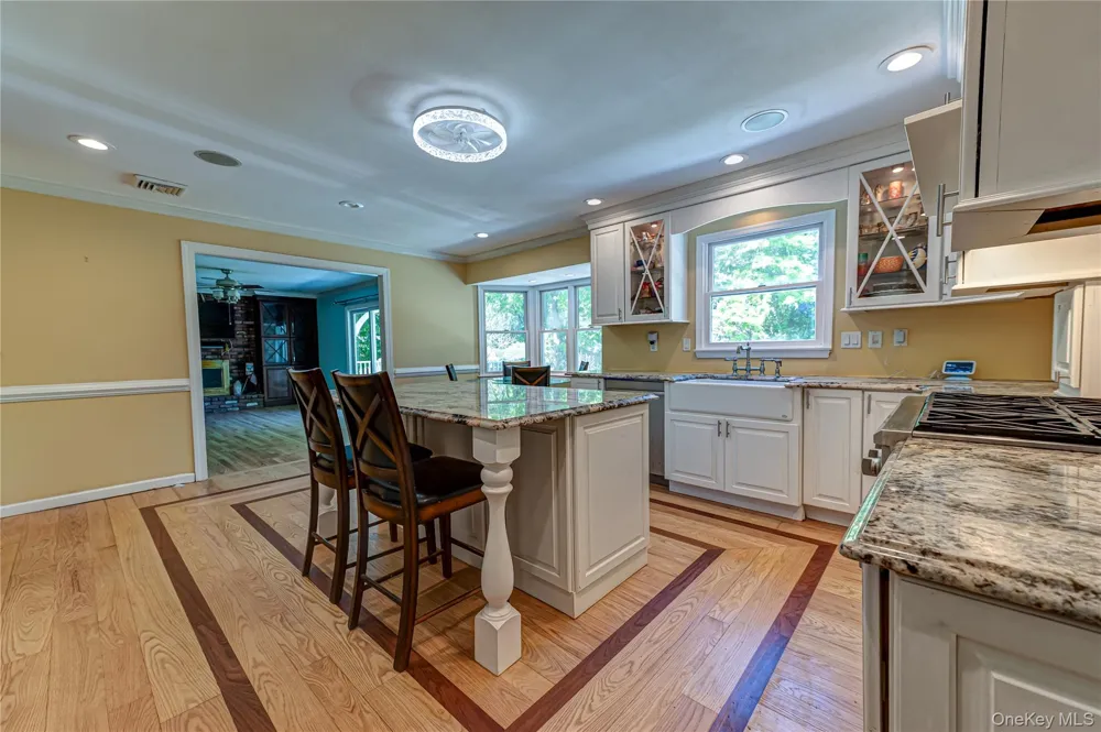 220 Windsor Avenue Brightwaters, NY 11718