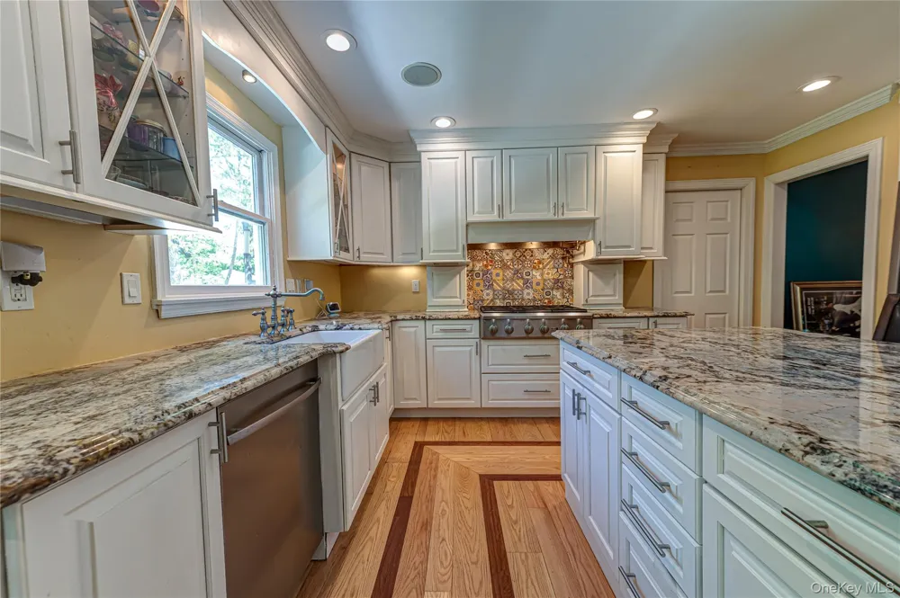 220 Windsor Avenue Brightwaters, NY 11718