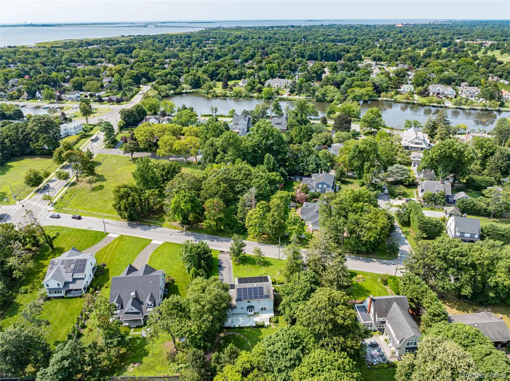 220 Windsor Avenue Brightwaters, NY 11718