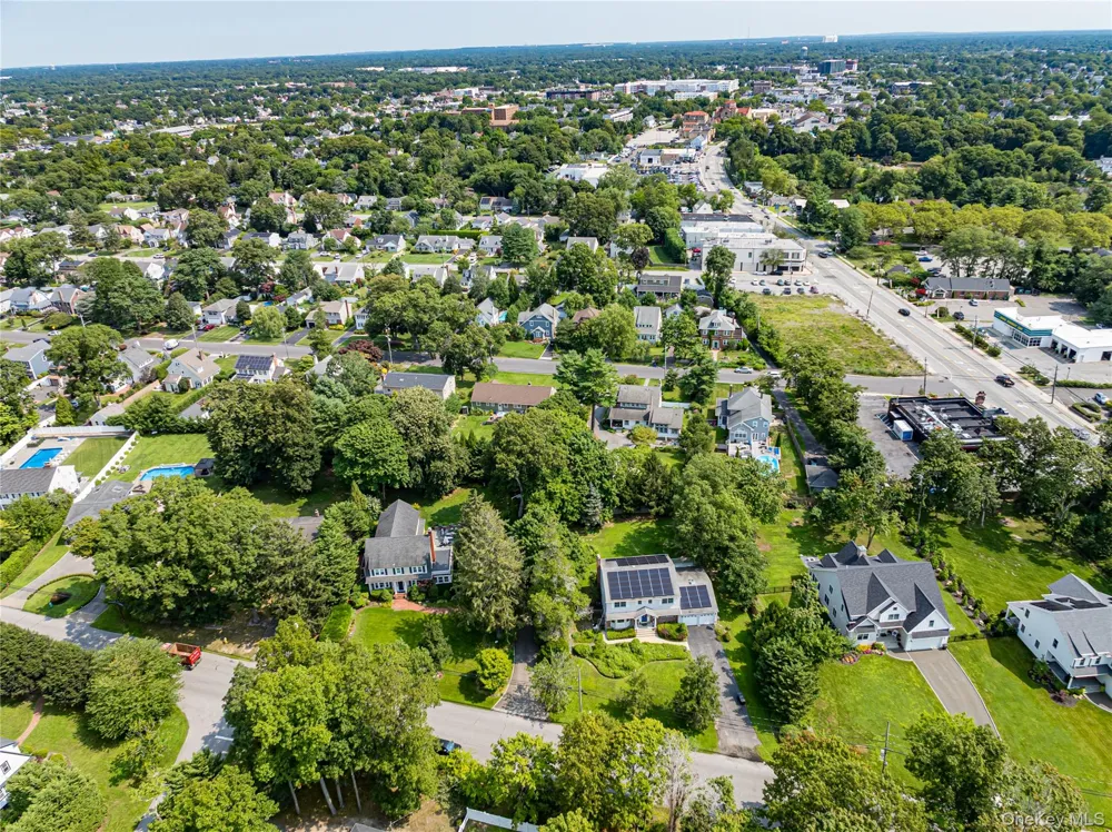 220 Windsor Avenue Brightwaters, NY 11718