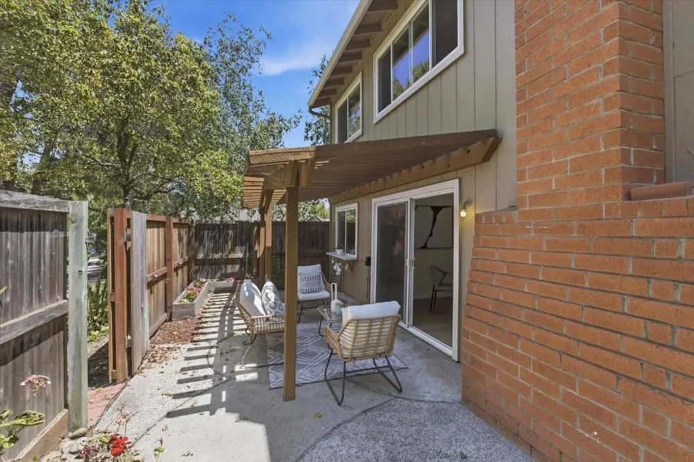 10157 Camberley Lane Cupertino, CA 95014