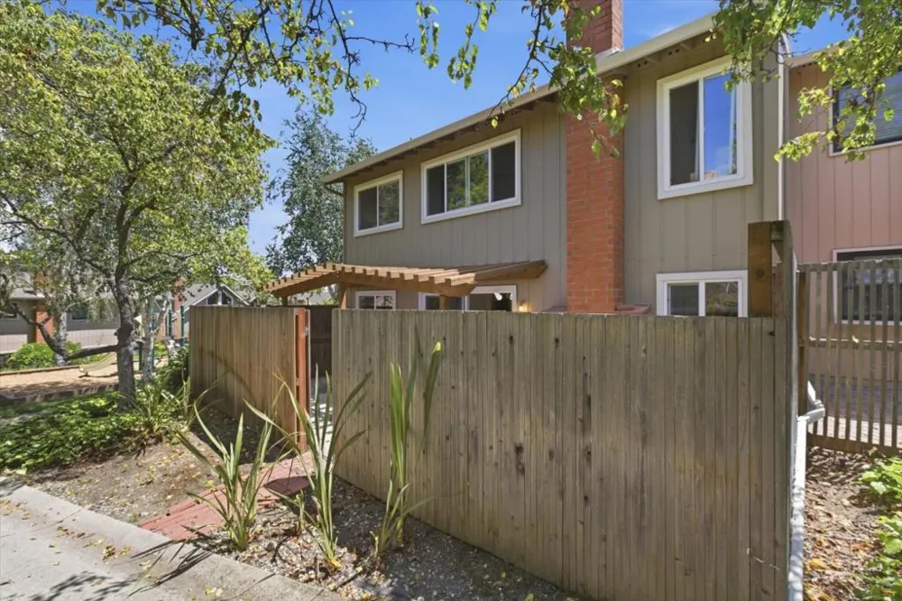 10157 Camberley Lane Cupertino, CA 95014