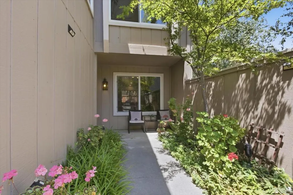 10157 Camberley Lane Cupertino, CA 95014