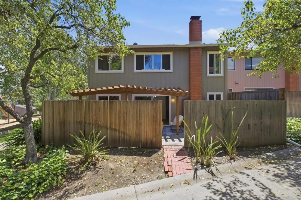 10157 Camberley Lane Cupertino, CA 95014