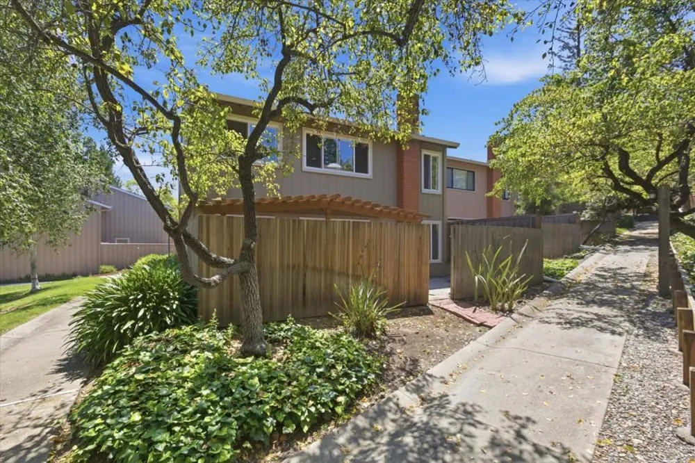 10157 Camberley Lane Cupertino, CA 95014
