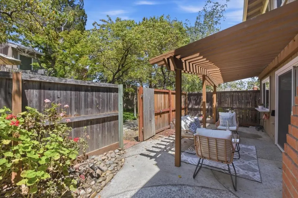 10157 Camberley Lane Cupertino, CA 95014
