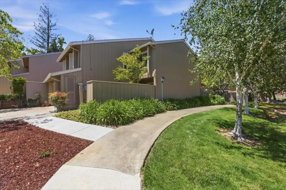 10157 Camberley Lane Cupertino, CA 95014