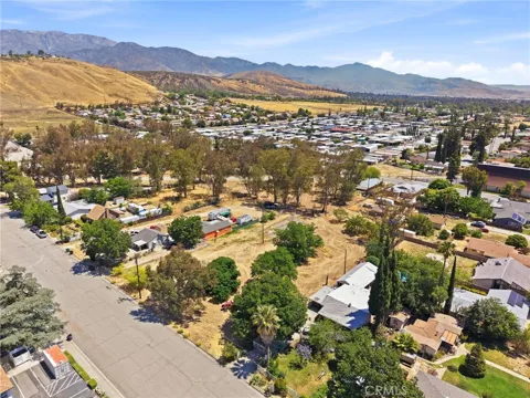 N Woodland Avenue