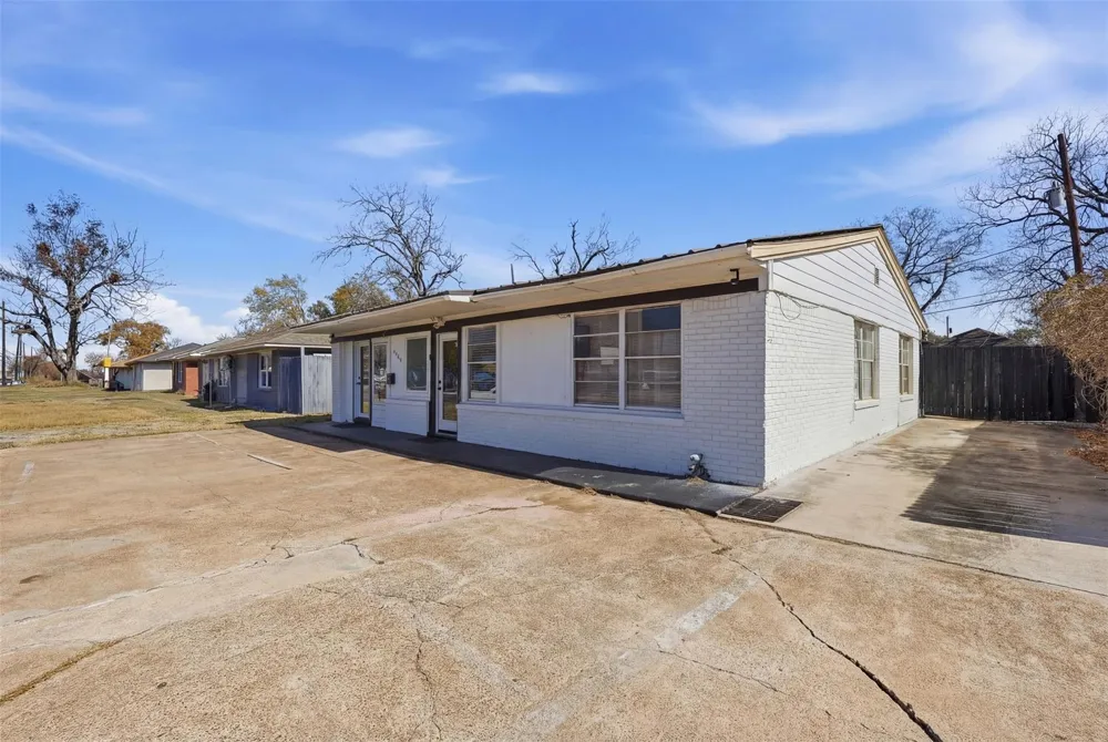 2205 Strawberry Road Pasadena, TX 77502
