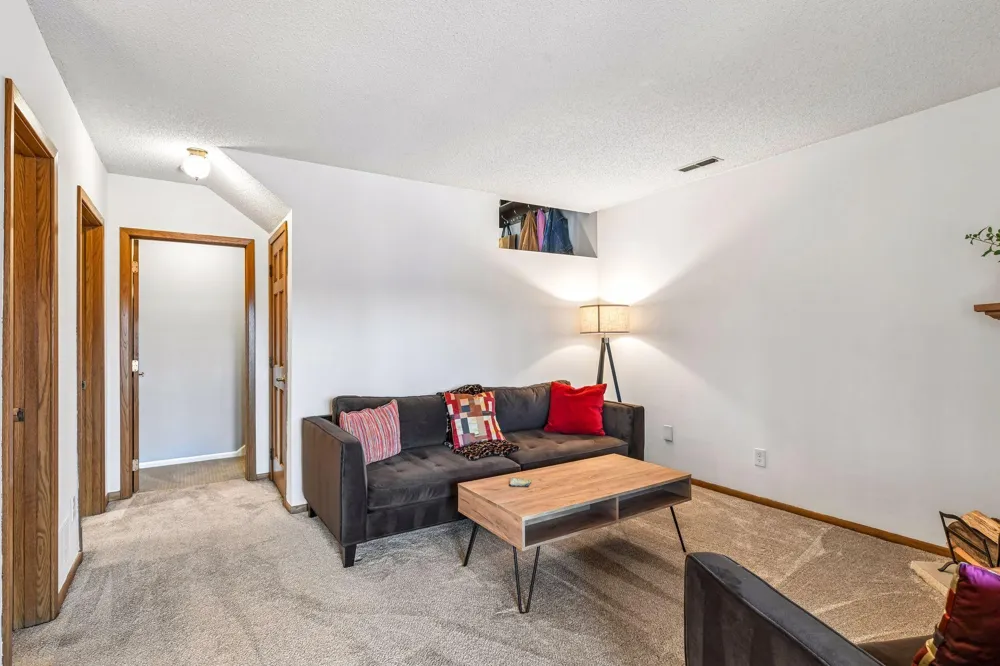 5542 Rowland Road Hopkins, MN 55343