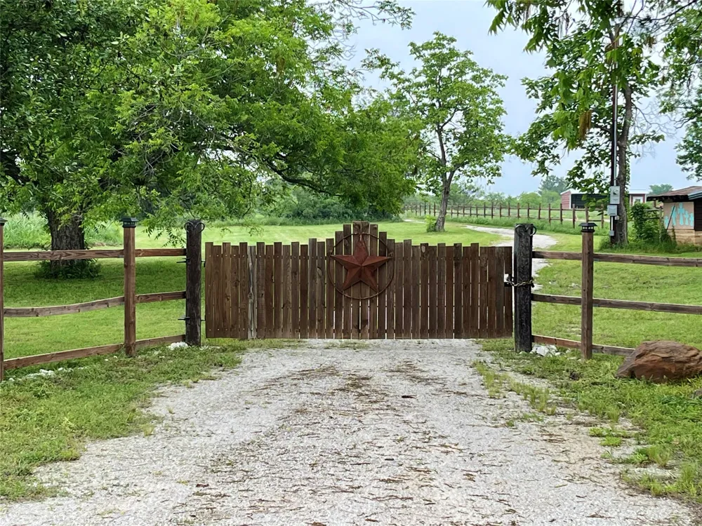 2200 Tipps Road Cross Roads, TX 76227