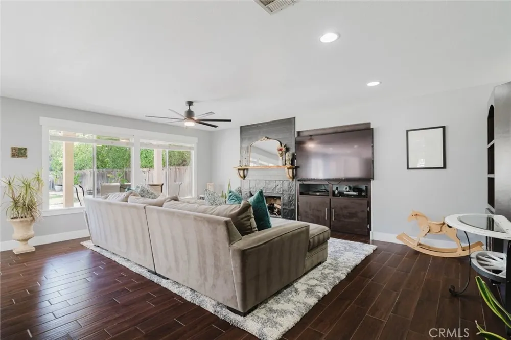 32480 The Old Road Castaic, CA 91384
