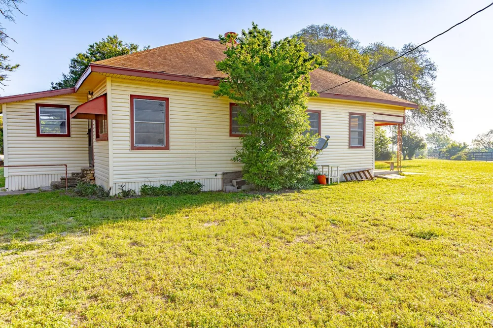 668 Fm 443 #A Yoakum, TX 77995
