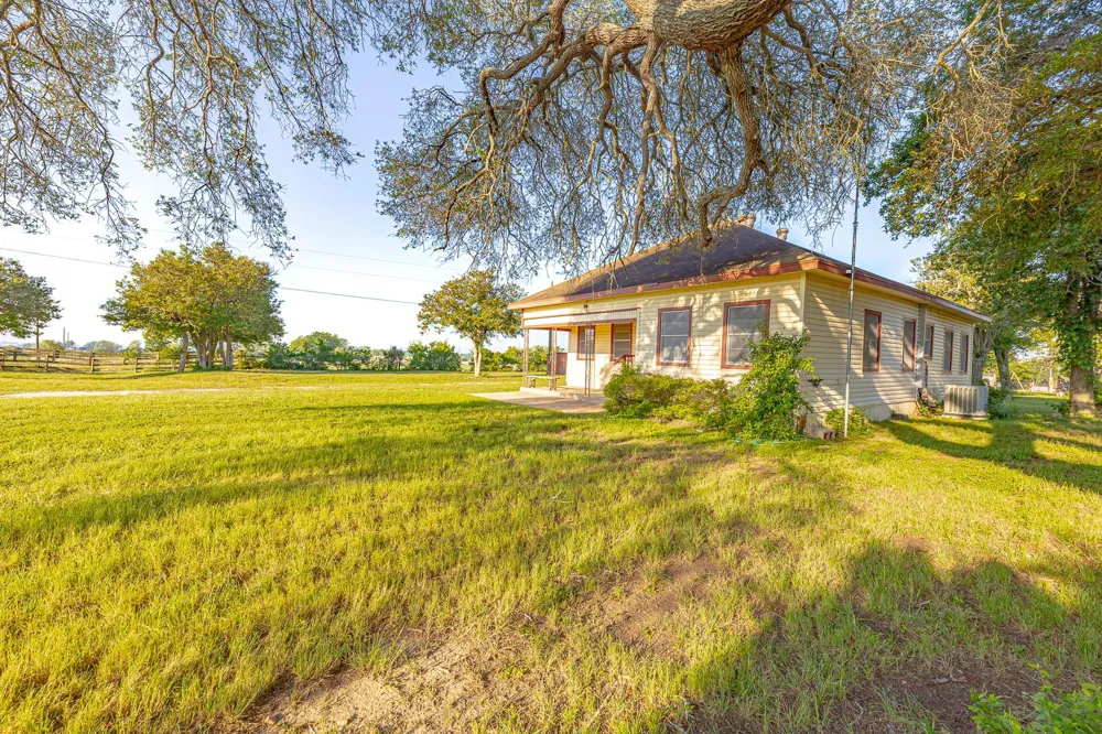 668 Fm 443 #A Yoakum, TX 77995
