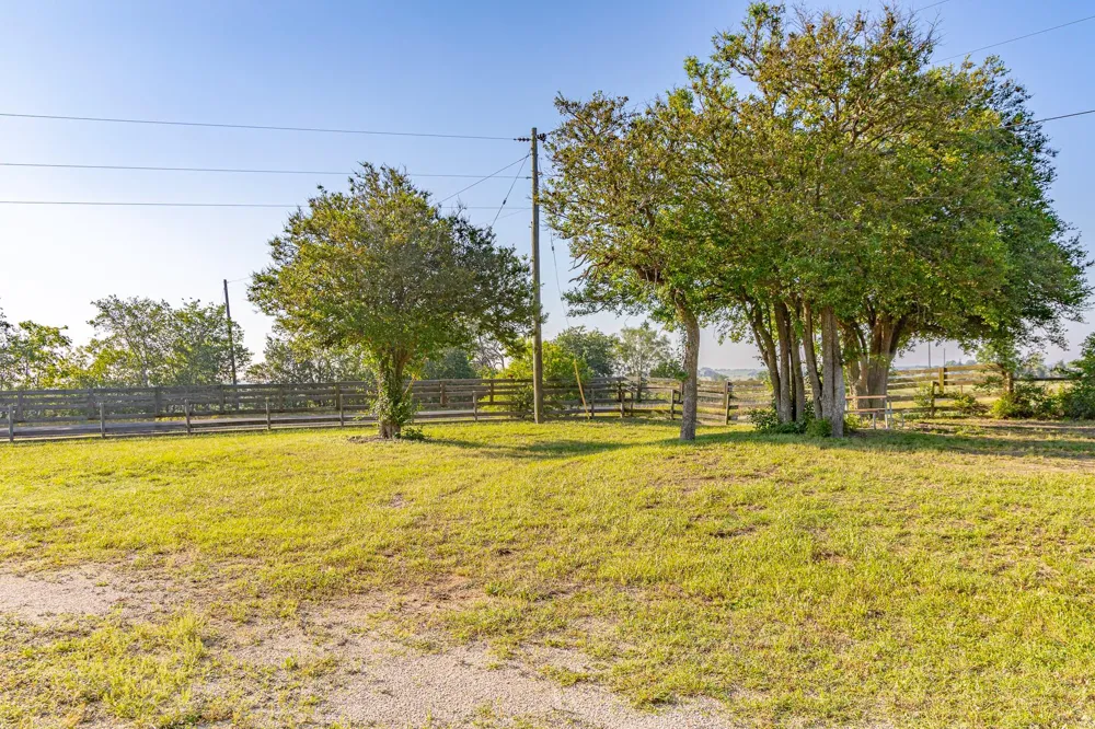 668 Fm 443 #A Yoakum, TX 77995