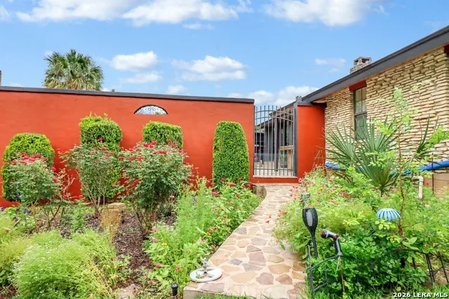 2035 S MAGNOLIA AVE Luling, TX 78648