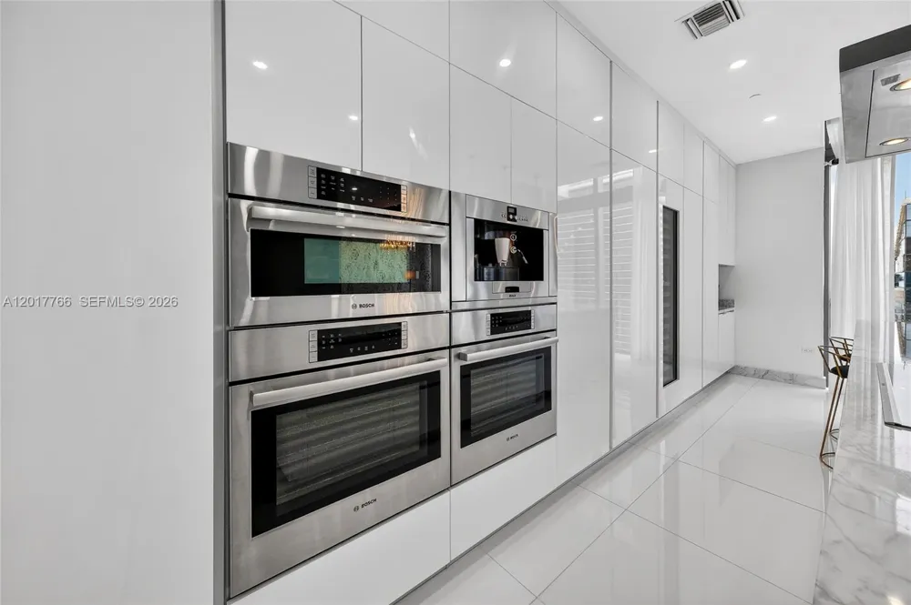 88 SW 7th St #PH4202 Miami, FL 33130