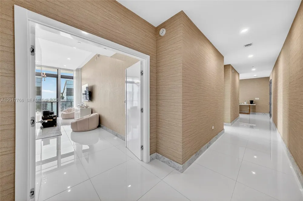 88 SW 7th St #PH4202 Miami, FL 33130