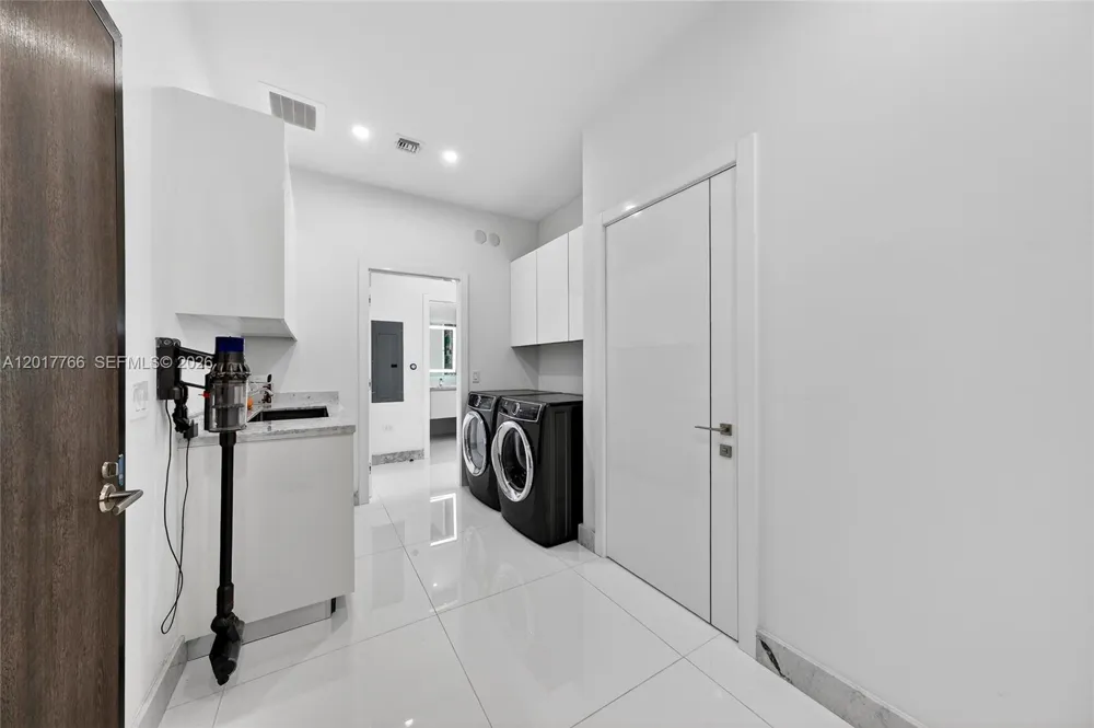 88 SW 7th St #PH4202 Miami, FL 33130