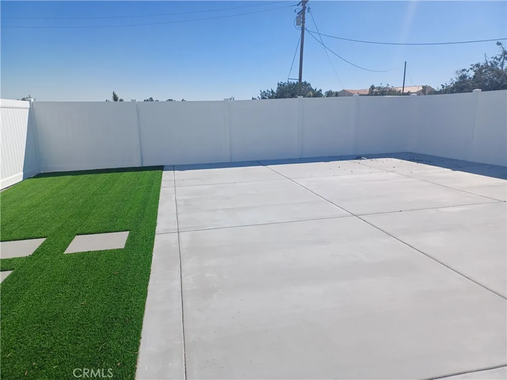445 Solano Pinon Hills, CA 92372