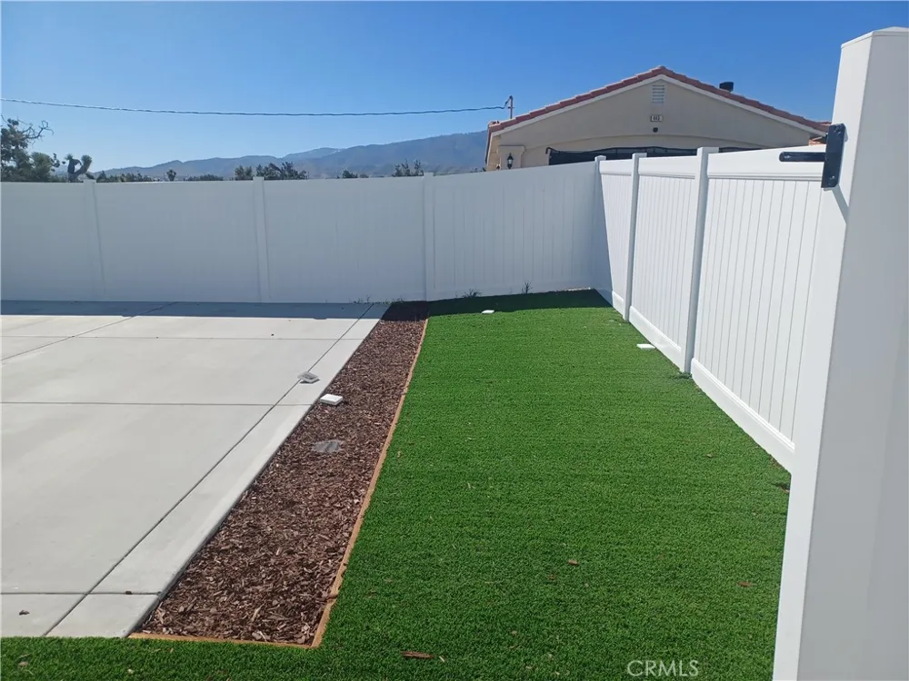 445 Solano Pinon Hills, CA 92372