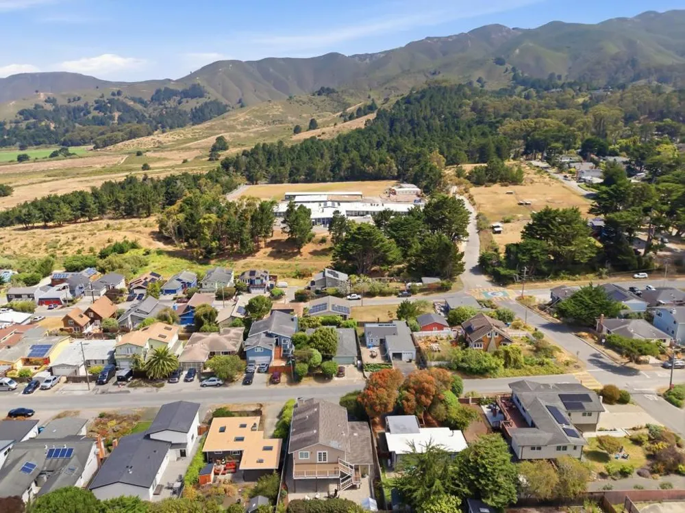 468 4th Street Montara, CA 94037