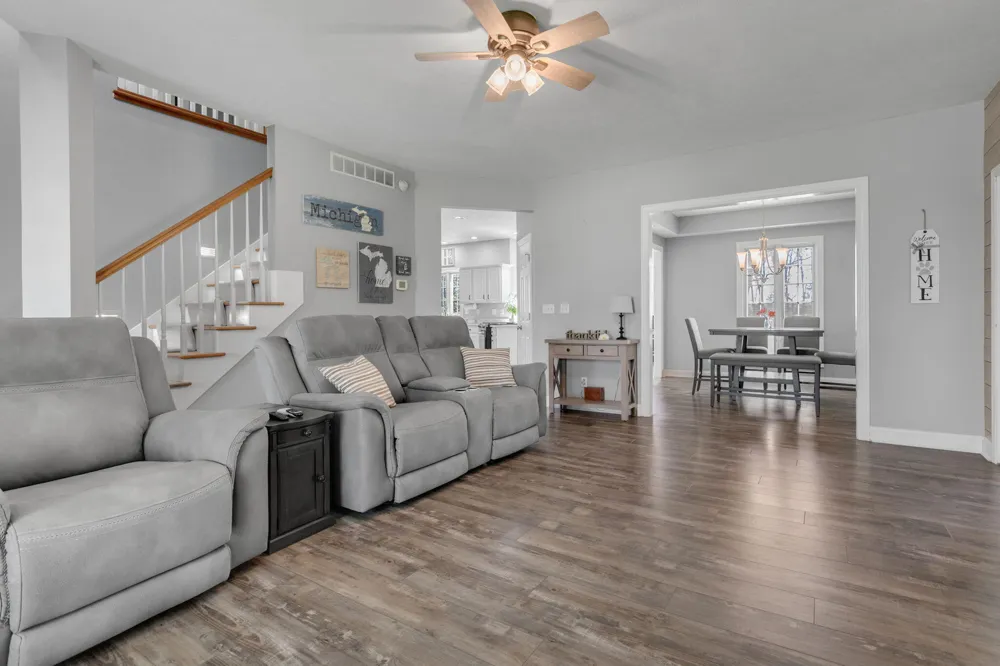 23099 S Shore Drive Edwardsburg, MI 49112
