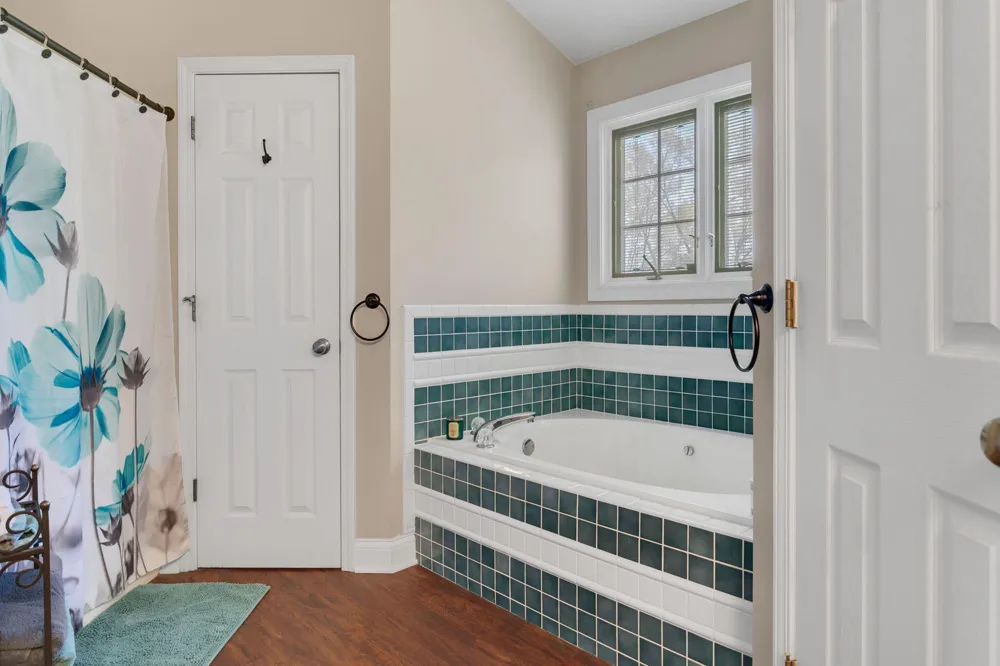 23099 S Shore Drive Edwardsburg, MI 49112