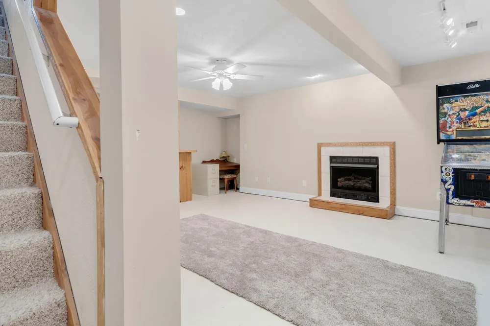 23099 S Shore Drive Edwardsburg, MI 49112